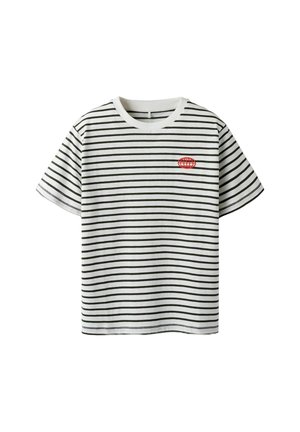 T-shirt blanc avec des rayures noires horizontales, à manches courtes et à col rond. Présente un petit logo rouge brodé sur la poitrine.