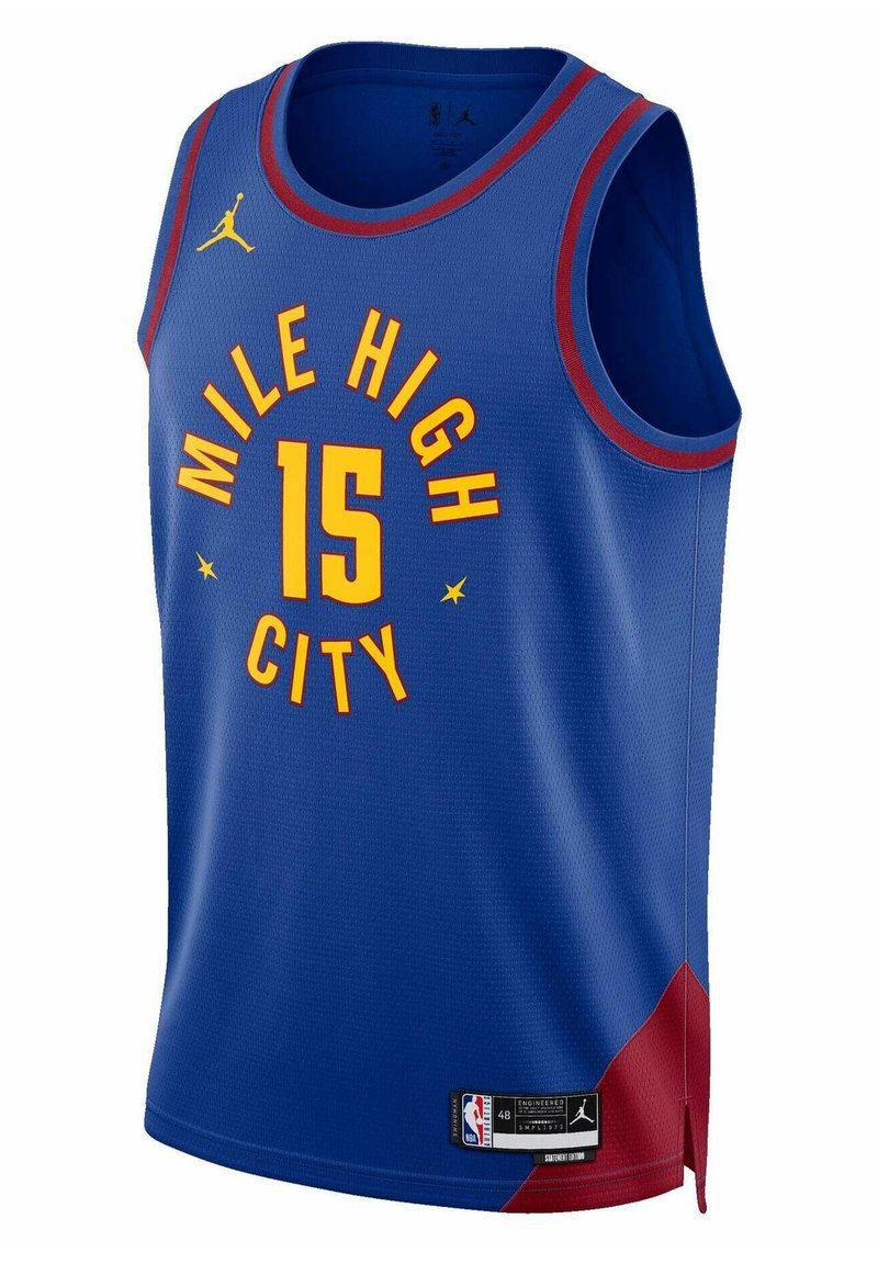 Blå basketballtrøje med røde accenter. Funktioner "MILE HIGH CITY" og nummer "15" i gul. Lavet af åndbart stof, ærmeløs design.