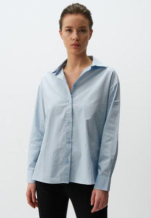 Camicia button-upazzurra chiara, con colletto, maniche lunghe e una vestibilità comoda. Realizzata in un tessuto liscio con una sottile trama, presenta bottoni blu.