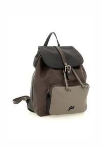 Zaino in pelle disponibile in nero, marrone e taupe. Presenta un lembo pieghevole, una tasca anteriore con cerniera e spallacci regolabili. Superficie texture.