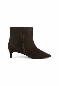Stivale alla caviglia in suede marrone con punta affusolata, tacco basso, cerniera laterale e texture liscia. Design semplice, senza motivi o dettagli visibili.