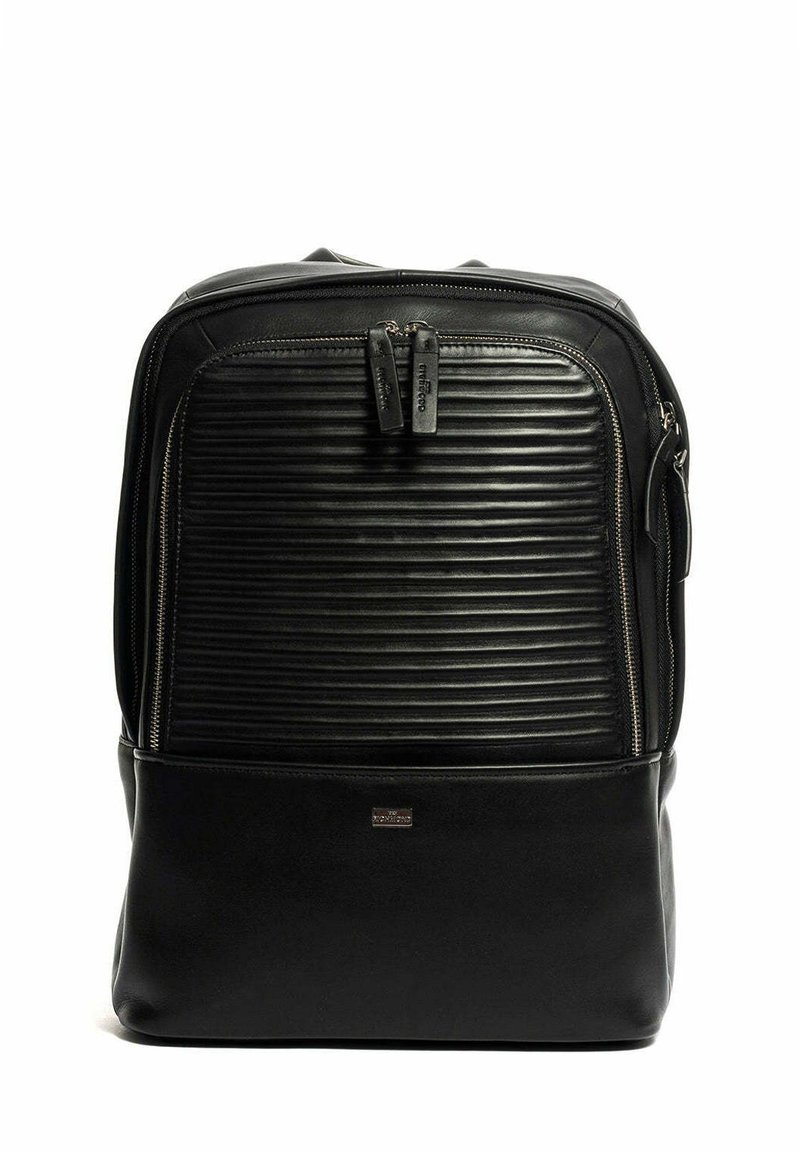 Zaino in pelle nera con una texture a coste sul davanti, due chiusure a zip e una parte inferiore liscia. Logo del marchio discreto sul davanti.