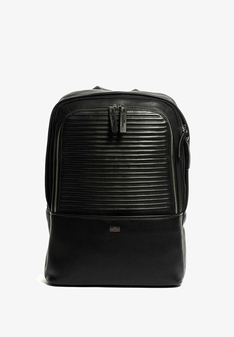 Zaino in pelle nera con una texture a coste sul davanti, due chiusure a zip e una parte inferiore liscia. Logo del marchio discreto sul davanti.