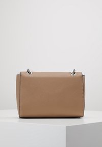 Borsa a mano tan realizzata in ecopelle texture con forma rettangolare, dettagli in metallo argentato e manico superiore per il trasporto.