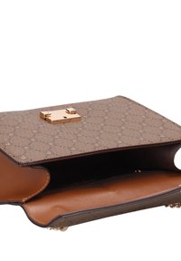 Borsa marrone con trama e dettagli dorati. Presenta un motivo distintivo e una chiusura a patta, che si apre su un interno liscio.