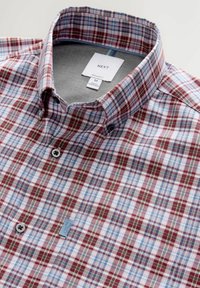 Karierte Hemd mit einer Mischung aus roten, blauen und grünen Mustern. Es verfügt über einen Button-Down-Kragen, grauen Innenstoff und ein Logopatch. Reguläre Passform.