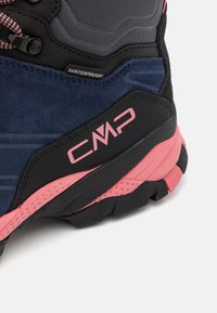 Nepremokavé turistické topánky v námorní modrej a čiernej farbe s ružovými akcentmi. Majú textúrované materiály, pevný podrážku a logo CMP.