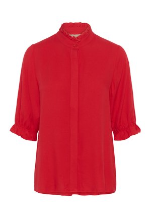 Rode blouse met een hoge, gerimpelde kraag, subtiele knoopsluiting en korte mouwen met geplooide details. Gladde stof zonder patronen.
