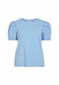 Jasnoniebieska koszulka z krótkim, bufiastym rękawem, wykonana z teksturowanej tkaniny, okrągłym dekoltem i luźnym krojem. Gładka tekstura na przodzie.