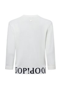 Witte lange mouw trui met een ronde hals, voorzien van een marineblauwe band met de tekst "DOOP!" aan de onderkant en een decoratieve knoop aan de achterkant.