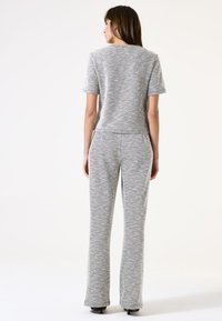 Grijze en witte houndstooth tricot set met top en broek, met korte mouwen, een ontspannen pasvorm en een textuurstof met een gladde afwerking.