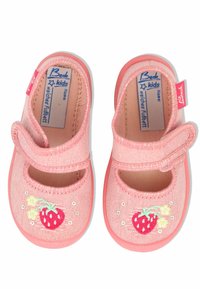 Rosa Stoff Mary Jane Schuhe mit weicher Textur, ausgestattet mit einer Erdbeer-Stickerei und Pailletten, verstellbarem Riemen und abgerundeten Zehen.