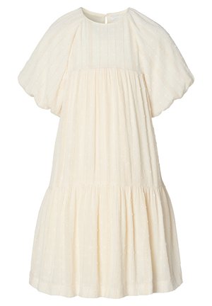 Cremefarbenes Kleid mit rundem Ausschnitt, Puffärmeln und gerafften Stufen. Textil mit subtilen vertikalen Streifen und dekorativen Punkten.