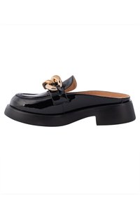 Mule mocassin en cuir verni noir avec semelle épaisse et grand détail chaîne dorée sur le dessus, dos ouvert et bout arrondi.