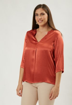 Satin oranje blouse met een V-hals, driekwartmouwen en een lichte plooival aan de voorkant, met een gladde textuur en een relaxed fit.