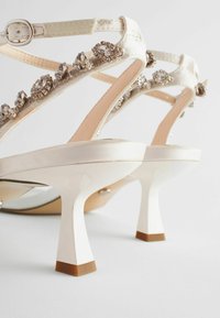 Next FOREVER COMFORT WEDDING EMBELLISHED LOW HEEL BRIDAL  - REGULAR FIT - Sandaalit nilkkaremmillä - ivory