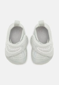 Nike Performance UNISEX - Utcai futócipők - light silver/sail/phantom/vast grey