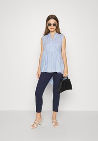 Vero Moda Petite VMHOTSEVEN ZIP PANTS - Calças de ganga de corte skinny - navy blazer