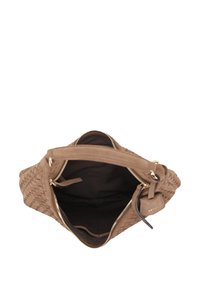 Borsa a tracolla in pelle intrecciata marrone con cerniera superiore, aperta per mostrare l'interno in tessuto nero e una piccola tasca interna.