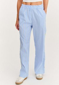 Modré a bílé pruhované široké kalhoty s elastickým pasem, vybavené bočními kapsami a barevnými knoflíky na lemu. Lehce hmotný materiál.