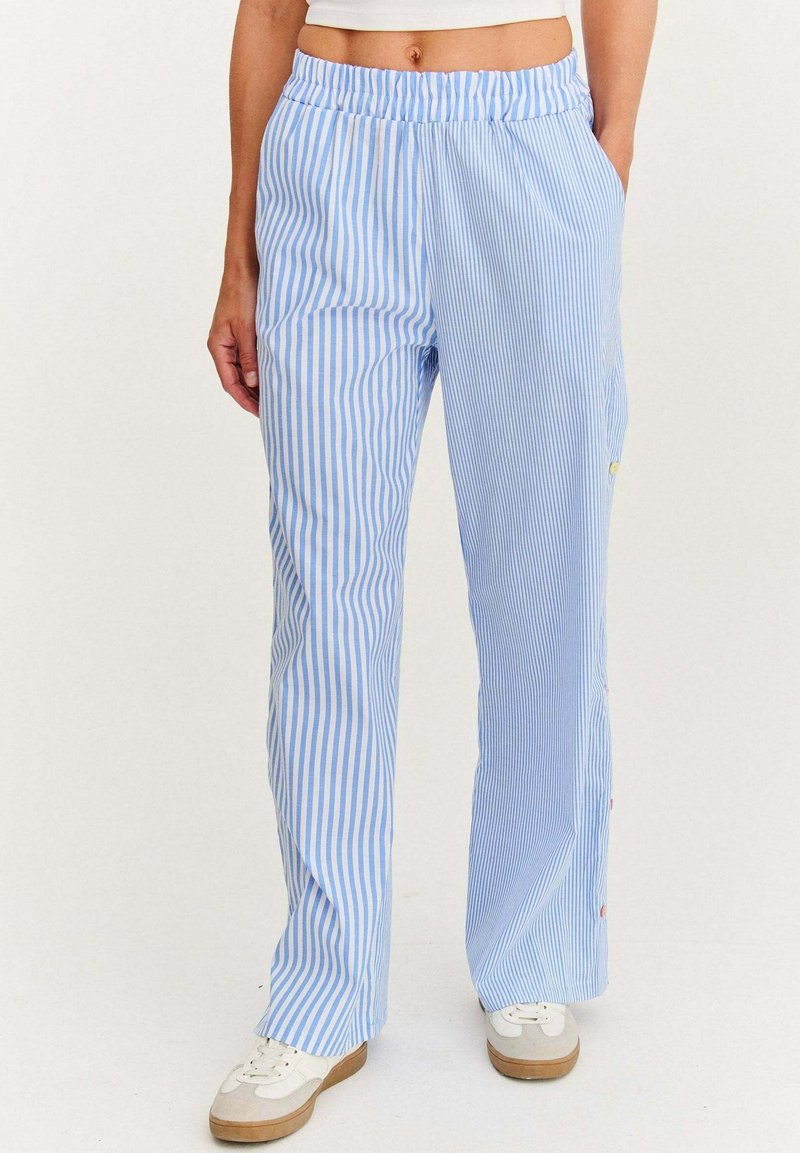 Modré a bílé pruhované široké kalhoty s elastickým pasem, vybavené bočními kapsami a barevnými knoflíky na lemu. Lehce hmotný materiál.