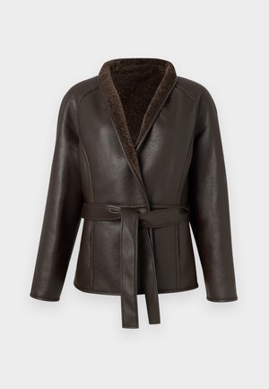 Chaqueta de cuero marrón con un acogedor collar marrón, mangas largas y un cinturón a juego. Presenta líneas limpias y una forma entallada.