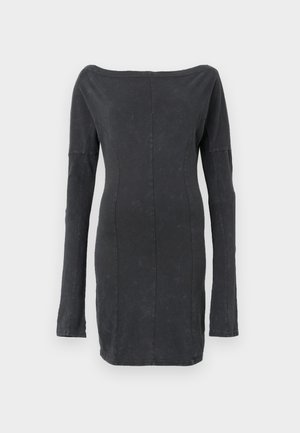 Vestido negro ajustado de hombros descubiertos con mangas largas, presenta una textura suave y un brillo sutil, con detalles de costura ajustados en todo su diseño.