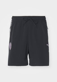 Shorts de sport noirs pour hommes en matériau léger, dotés d'une taille élastique avec cordon de serrage, de poches latérales et d'un détail de logo en violet.