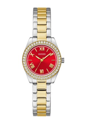 Montre rouge avec un bracelet en maillons dorés et argentés. Boîtier rond avec des accents en cristal autour d'un cadran rouge arborant des chiffres romains dorés. Logo de la marque affiché.