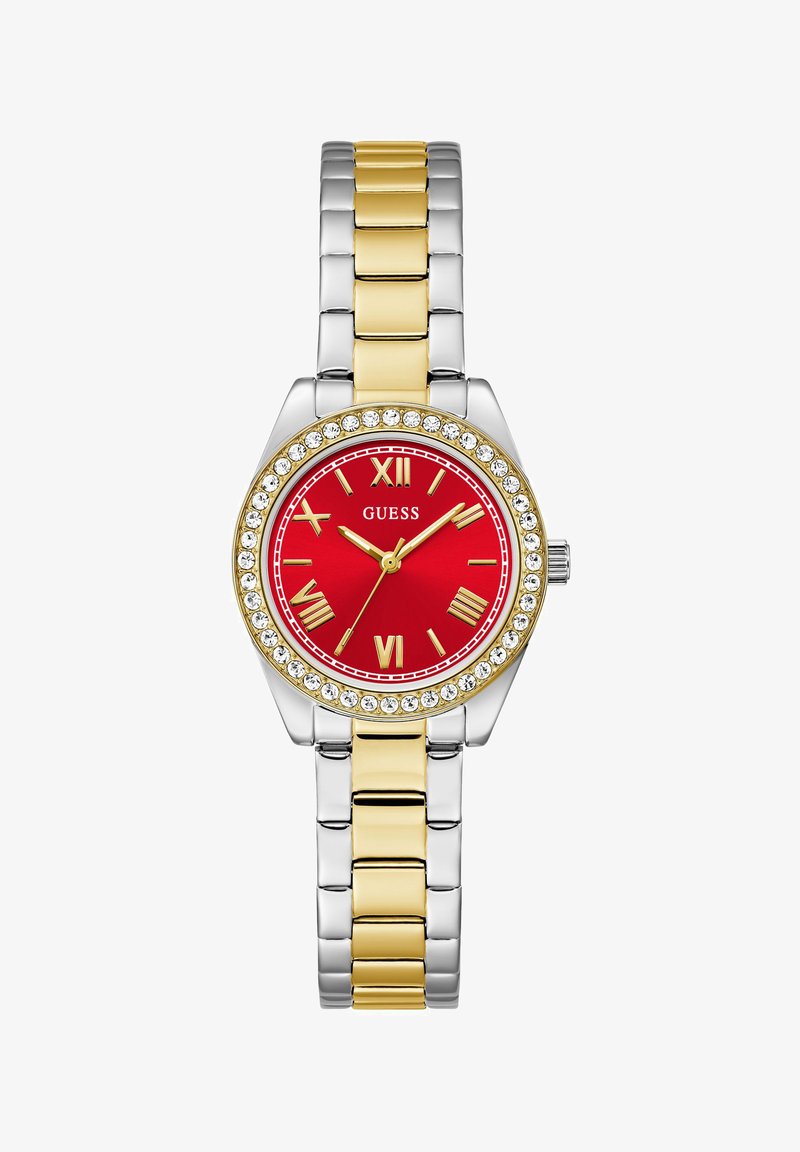 Relógio vermelho com bracelete ligado em ouro e prata. Caixa redonda com cristais em volta de um mostrador vermelho, apresentando algarismos romanos dourados. Logótipo da marca exibido.
