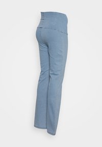 Calças de ganga azul claro com um cós alto, ajuste reto e textura macia. O design apresenta um trás sem costuras e sem bolsos.