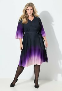 Vestido plisado en negro que se transforma en púrpura y rosa en el dobladillo, con escote en V, mangas tres cuartos y cinturón a juego.