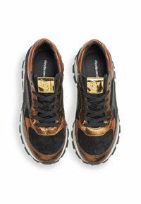 Sneaker nere e bronzo con materiale testurizzato, dettagli dorati, lacci neri e suola resistente. Disegnati per sport o abbigliamento casual.