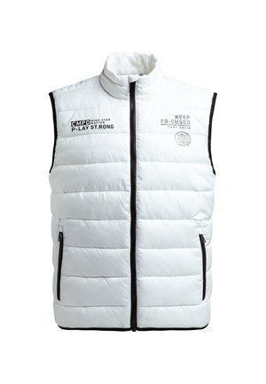 Gilet rembourré blanc avec un col montant, fermeture éclair, poches latérales, bord noir et texte imprimé sur le devant. Texture lisse et isolée.