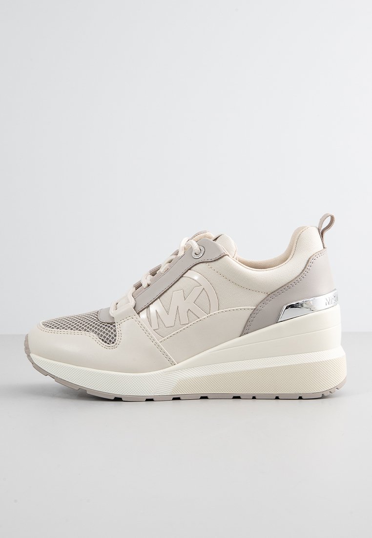 Sneaker platform beige con mesh e pelle liscia. Caratterizzate da un logo prominente, design con lacci e un accento metallico sul tallone.