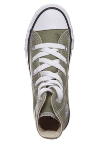 Baskets montantes en toile vert olive avec embout en caoutchouc blanc, lacets blancs et coutures visibles vues de dessus.