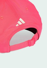 Rosa cap med tekstureret stof, prydet med hvidt tre-stribet logo og justerbar rem bagpå for pasform.