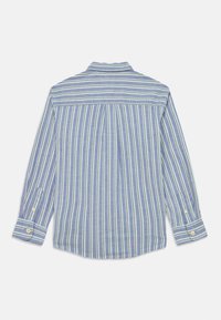 Μακρυμάνικο πουκάμισο σε μπλε και λευκές κάθετες ρίγες, με στάνταρ γιακά, κουμπώματα στους καρπούς και λεπτομέρεια πτυχής στην πλάτη.