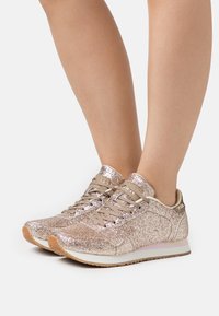 Woden GLITTER - Sneakers - gold-coloured