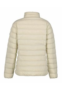 Veste matelassée en blanc cassé, avec des sections cousues horizontalement, un col haut et des manches longues. Texture lisse avec un matériel minimal.