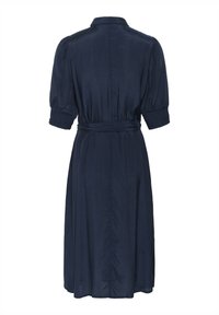 Mörkblå klänning med krage, korta puffärmar, smockdetaljer vid ärmarna, bälte i midjan och en flödande kjol med en central söm bak.