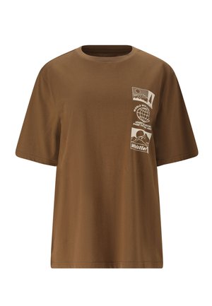 Brun kortærmet t-shirt med hvide grafiske tryk af en globus, bjerge, sol og træer på venstre bryst.