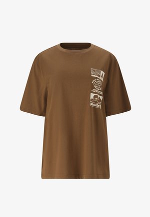 Brun kortærmet t-shirt med hvide grafiske tryk af en globus, bjerge, sol og træer på venstre bryst.