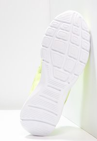 Helle gelbe Sneaker mit einer strukturierten Gummisohle. Verfügt über ein glattes Obermaterial, eine abgerundete Form und eine dicke Polsterung für Unterstützung.