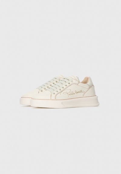 Sneakers bianchi in pelle con punta arrotondata, lacci blu chiaro e cuciture arancioni a contrasto. Presentano un dettaglio del logo impresso sul lato.
