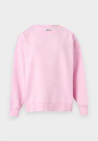 Sweat-shirt rose clair à manches longues, col rond, poignets et ourlet côtelés, présenté sur un fond gris clair uni.