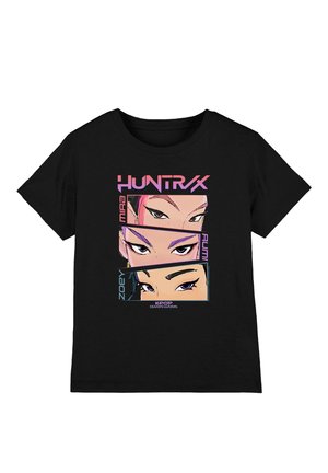 Schwarzes Baumwoll-T-Shirt mit einem grafischen Design, das vier stilisierte Gesichter und den Schriftzug "HUNTRAX" in Pink- und Blautönen zeigt.