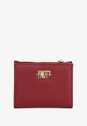 Portafoglio in pelle rossa con finitura testurizzata, chiusura a zip e logo dorato "Y NOT?" sulla parte anteriore, che misura circa 10 cm per 7 cm.