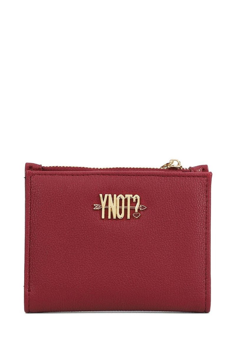 Portafoglio in pelle rossa con finitura testurizzata, chiusura a zip e logo dorato "Y NOT?" sulla parte anteriore, che misura circa 10 cm per 7 cm.