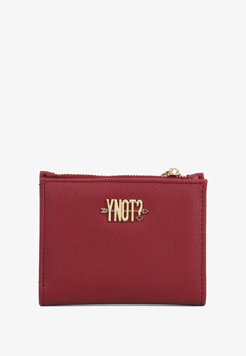 Portafoglio in pelle rossa con finitura testurizzata, chiusura a zip e logo dorato "Y NOT?" sulla parte anteriore, che misura circa 10 cm per 7 cm.